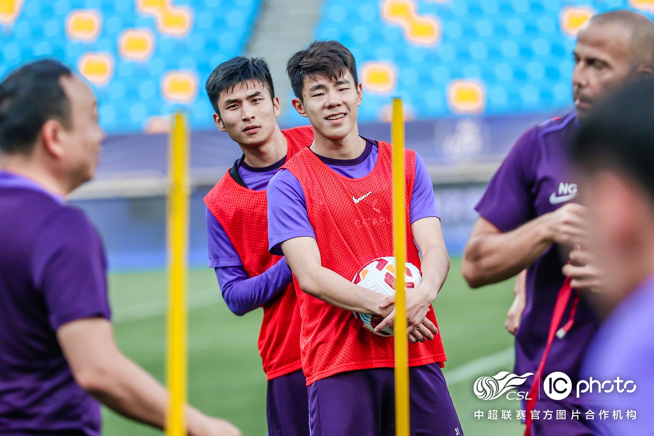 南宫体育-包含今夜武汉三镇止住颓势：中超节点到来；话题不断；年轻球员得到机会的词条