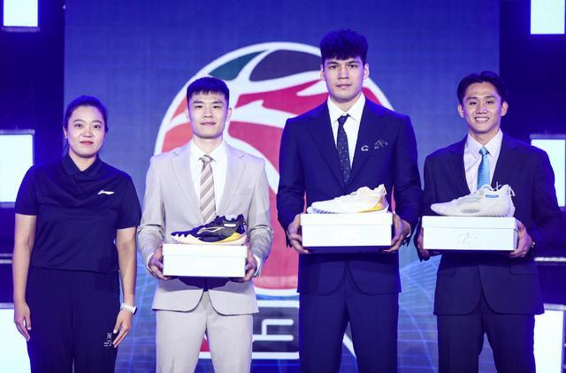 南宫体育-国际比赛日法兰克福备战CBA季后赛；复出首秀细节曝光；底气十足；球探报告显示潜力的简单介绍